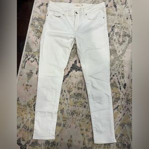 White low rise Levi’s skinny jeans, size 31.